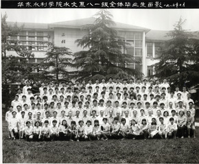 1985年杏吧原创
水文系85届全体毕业生留影